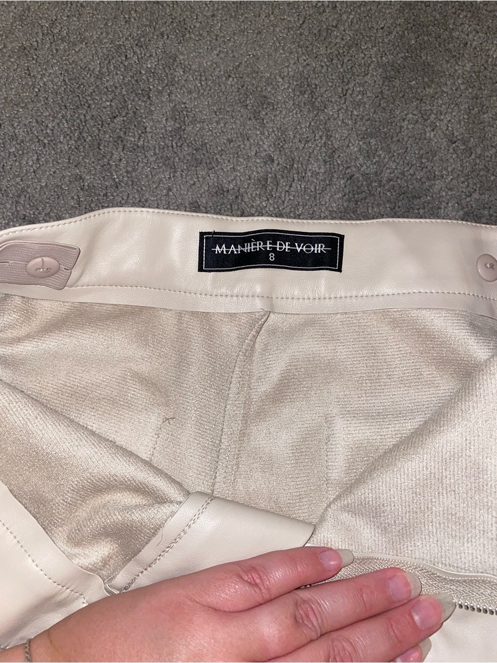Maniere De Voir Tacked Vegan Leather Beige Cream Pants Size 8 - Picture 9 of 11